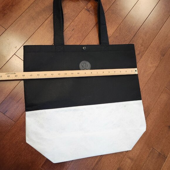 Lululemon Tyvek Felt black and white tote bag - Picture 3 of 6